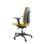 De Workliving Eva Comfort Geel Regain - Bureaustoel Ergonomisch (N)EN 1335 heeft een gele zitting, zwarte verstelbare armleuningen en voet, een gedempte zitting en vijf wielen, links achteraan getoond.