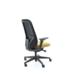 De Workliving Nora Mesh Geel Regain - Bureaustoel Ergonomisch Design NEN1335 heeft een zwart frame, zwarte netrugleuning, zwarte armleuningen en een mosterdgele zitting, getoond vanaf de achterkant links op een witte achtergrond.