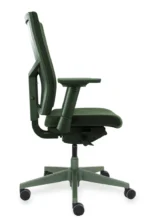 De Workliving Zuidas Comfort Special Edition Groen ergonomische bureaustoel (NEN 1335), zonder lendensteun, heeft verstelbare armleggers, een hoge rugleuning en vijf zwenkwielen, afgebeeld in zijaanzicht tegen een witte achtergrond.