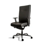 De Workliving Manager XL Zwart Leder ergonomische bureaustoel (N)EN 1335, ondersteunt tot 200KG, heeft verstelbare armleuningen, een hoge rugleuning en een verchroomd onderstel met vijf wielen; afgebeeld tegen een witte achtergrond.