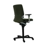 De Refurbished Baliestoel Comforto 77 Regain Groen Hoog is een ergonomische bureaustoel (N)EN 1335 met donkergroene stof, verstelbare armleuningen, een zwart onderstel met vijf wielen en een stevig metalen frame, afgebeeld vanaf de achterkant.