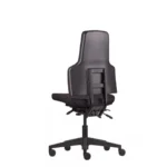 De Workliving Werkstoel WS Klasse Black Edition Comfort (N)EN 1335 is een zwarte ergonomische bureaustoel met een hoge rugleuning, verstelbare armleuningen, onderstel met vijf wielen, zichtbare rugleuning en verstelhendels die van achteren te zien zijn.