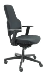De Refurbished Bureaustoel Workliving District Special NEN1335 is een moderne zwarte ergonomische bureaustoel met verstelbare armleuningen, een hoge rugleuning en een onderstel met vijf wielen, afgebeeld tegen een witte achtergrond.