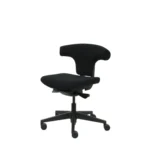 De Workliving T-Bone Black Edition Zwart is een moderne ergonomische bureaustoel (N)EN 1335 met een gebogen rugleuning, geen armleuningen en een onderstel met vijf wielen voor eenvoudige mobiliteit.