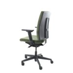 De Workliving Eva Comfort Groen Regain Bureaustoel Ergonomisch (N)EN 1335 heeft een groen ontwerp, verstelbare armleuningen en een zwart onderstel met vijf wielen, afgebeeld vanuit een hoekaanzicht met een accent op de rug en de zijkant.