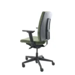 De Workliving Eva Comfort Groen Regain Bureaustoel Ergonomisch (N)EN 1335 heeft een groen ontwerp, verstelbare armleuningen en een zwart onderstel met vijf wielen, afgebeeld vanuit een hoekaanzicht met een accent op de rug en de zijkant.