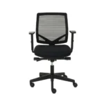 Het Workliving Huiswerk Mesh - Bureaustoel Ergonomisch Design (N)EN 1335 is een zwarte ergonomische bureaustoel met een netrugleuning, een gecapitonneerde zitting, verstelbare armleuningen en een onderstel met vijf wielen op een witte achtergrond.