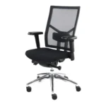 De gereviseerde Bureaustoel Zuidas-Special V2 heeft een ergonomisch (N)EN 1335 ontwerp met een rug van zwart gaas, verstelbare armleuningen, een zachte zitting en een verchroomd onderstel met vijf wielen voor modern kantoorcomfort.