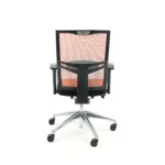 Gereviseerde Bureaustoel Ergonomisch Design Projectas V1 Oranje (N)EN 1335 bureaustoel met netrugleuning, verstelbare armleuningen, metalen onderstel en vijf wielen, van achteren gezien tegen een witte achtergrond.