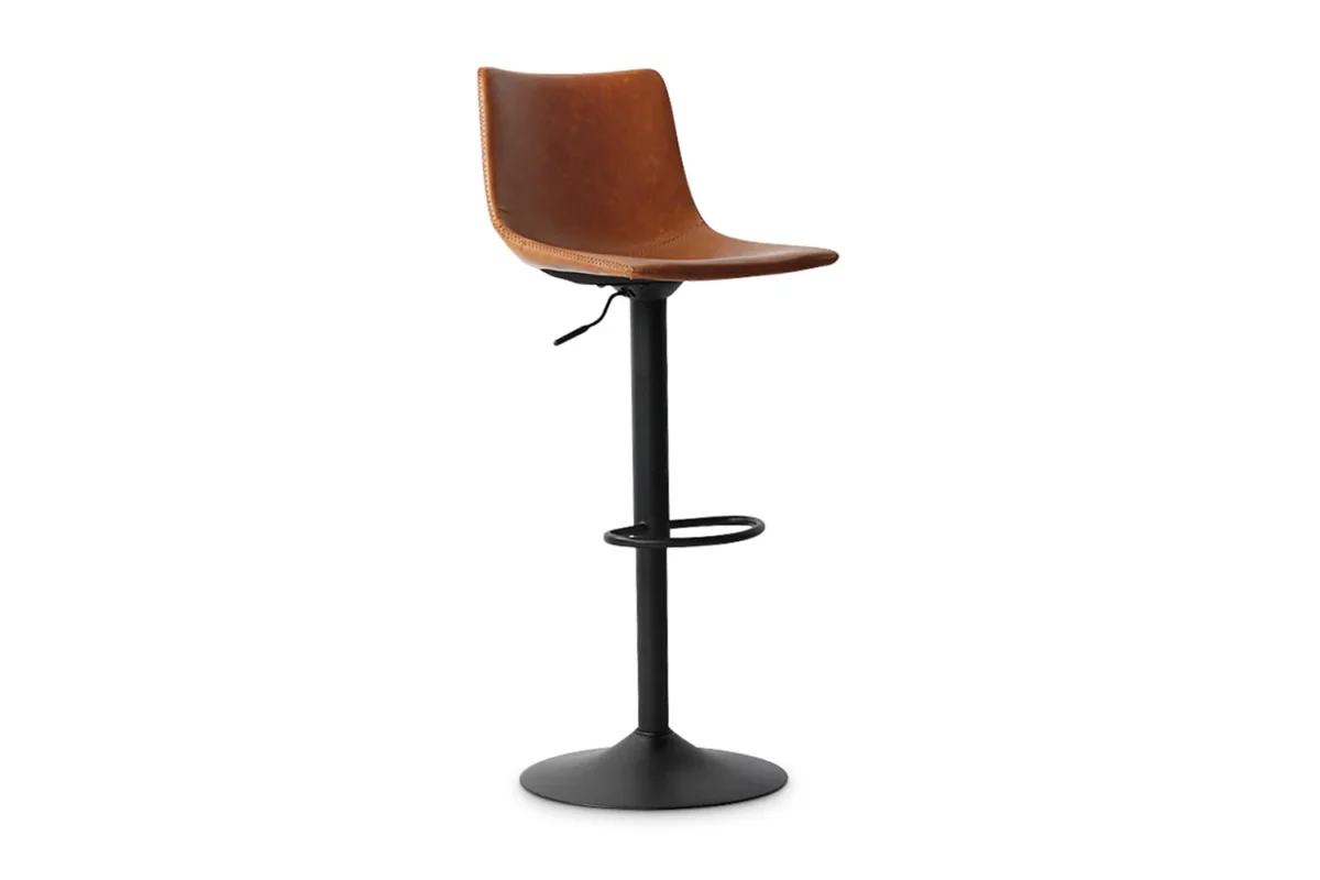 Barstoel 'Trevi' PU Cognac (2 per doos): Een moderne barkruk met een bruine leren zitting, zwart metalen onderstel, voetensteun en in hoogte verstelbare hendel, geïsoleerd op een witte achtergrond.