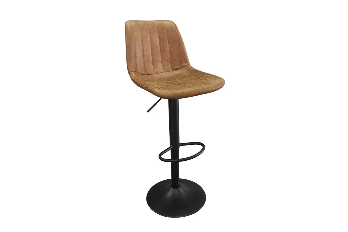 De Barstoel 'Barcelona' PU Ote Topper 02 Cognac is een bruine, beklede barkruk met een hoge rugleuning, zwart metalen onderstel, ronde voetsteun en in hoogte verstelbare hendel. Verkocht per set van 2 per doos.