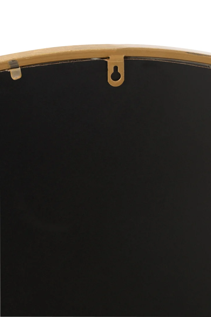 Close-up van de achterkant van de Spiegel Mona Rond IJzer/Glas Goud Extra Klein, met een sleutelgat aan de bovenkant om op te hangen en een zichtbare gebogen gouden rand langs de bovenste lijst.