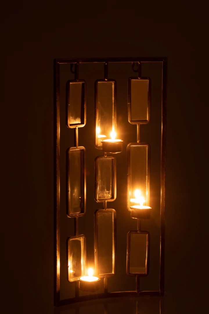 Vier brandende kaarsen gloeien op in de Wanddecoratie Theelichthouder Metaal/Spiegel Grijs Klein, met warm licht en reflecties tegen een donkere achtergrond.