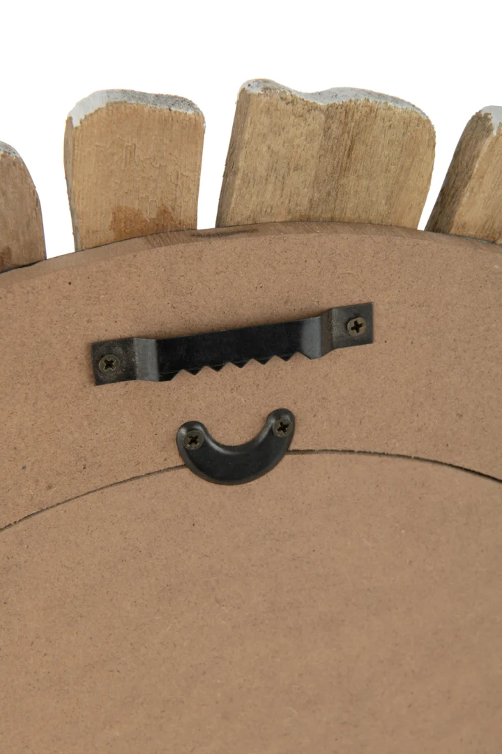 De achterkant van de Mirror Vacay Wood White Small heeft twee soorten metalen ophangmateriaal: een zaagtandhaak en een D-ring die aan het bruine houten oppervlak zijn bevestigd, met een afgeronde, onafgewerkte houten rand zichtbaar aan de bovenkant.
