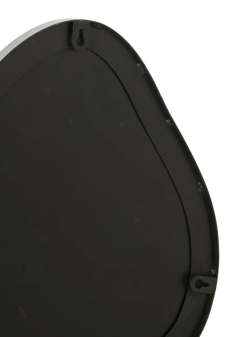 Close-up van de achterkant van de wandspiegel Extrema Iron/Mirror Black Small, met de nadruk op het gladde, onregelmatige zwarte oppervlak met drie bevestigingsgaten langs de rand en een licht verhoogde rand.