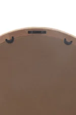 Close-up van de achterkant van de wandspiegel Round Rattan/Glass Natural Medium, met twee zwarte ophangbeugels en een centrale zaagtandhaak voor bevestiging aan de muur, tegen een witte achtergrond.