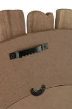 Close-up van de achterkant van de Mirror Vacay Wood Natural Large, met een metalen hanger met zaagtanden die met schroeven is vastgezet en een deel van het ronde houten frame.