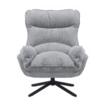 De Fauteuil Vera Lichtgrijs is een moderne pluche fauteuil met een hoge rug, gebogen armleuningen, zachte stof met textuur en een zwarte metalen draaivoet met vier poten.