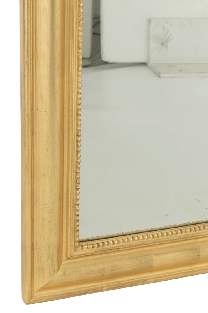 Close-up van de linkerbenedenhoek van de Wandspiegel Ema Wood Gold Colored, waarop de sierlijke gouden lijst te zien is met kralen langs de binnenrand. De spiegel weerspiegelt een lichte muur en een deel van een wit object.