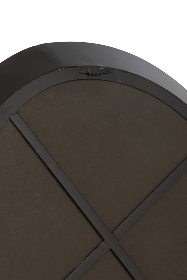 Close-up van de achterkant van de Wandspiegel Rond Metaal/Glas Zwart Klein, met een ronde zwarte rand, donkere achterkant, metalen steunbalken en een zaagtandhaak bovenaan voor eenvoudige bevestiging aan de muur.