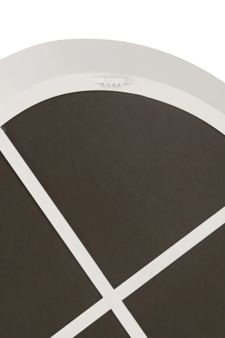 De afbeelding toont de achterkant van de Wandspiegel Rond Metaal/Glas Wit Klein, met een zaagtandbevestiging voor bevestiging aan de muur. De grotendeels zwarte lijst heeft witte randen en kruisende lijnen.