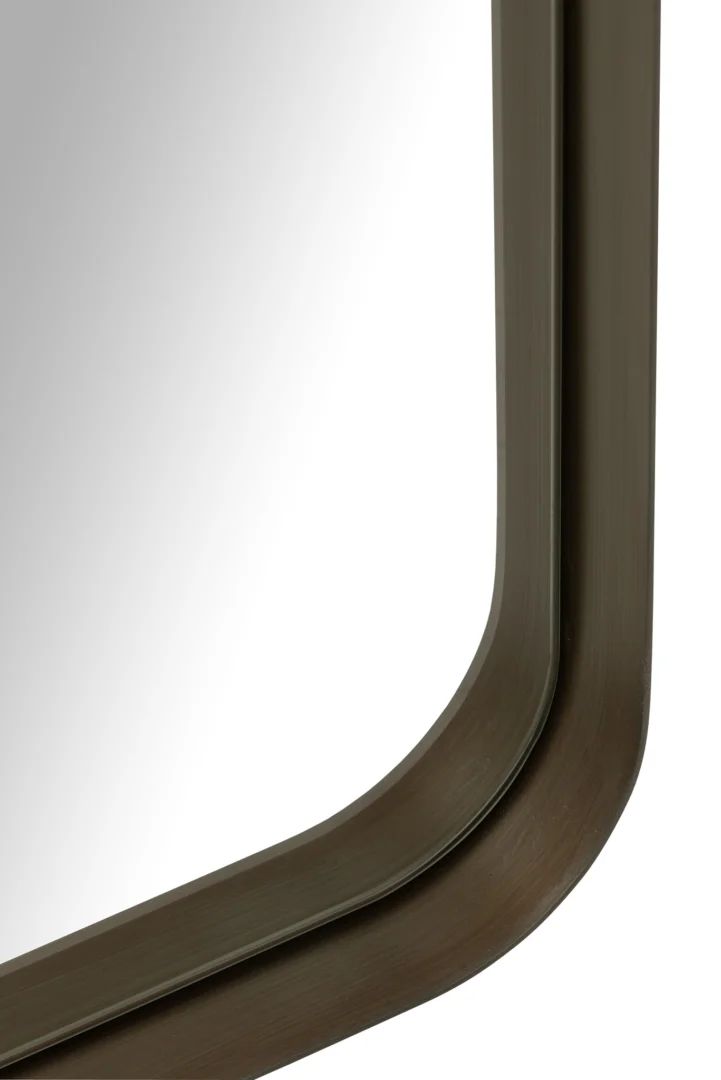 Close-up van de hoek van de Spiegel Markus Metaal/Glas Zwart S, met een rechthoekige vorm en een afgerond zwart metalen frame. Het reflecterende glazen oppervlak vangt het licht, aangevuld met de moderne elegantie van het frame.