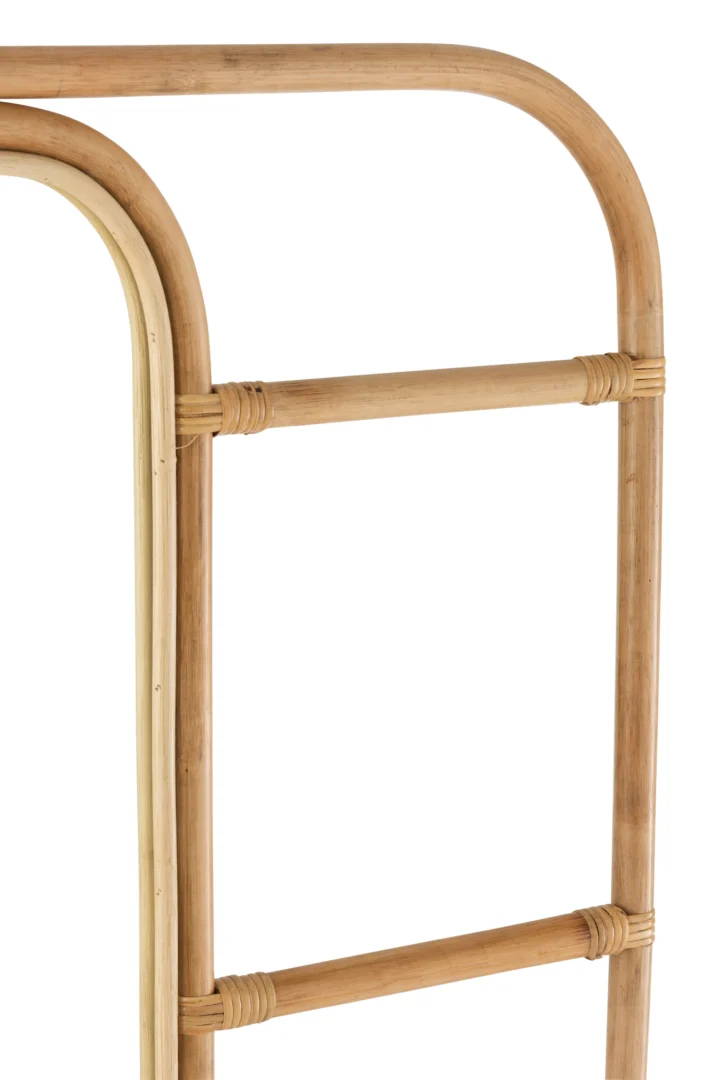 Een close-up van de Mirror-Ladder Rattan Natural toont het houten ladderachtige frame met afgeronde hoeken, horizontale sporten, lichte natuurlijke afwerking en decoratieve bindingen bij de verbindingen.
