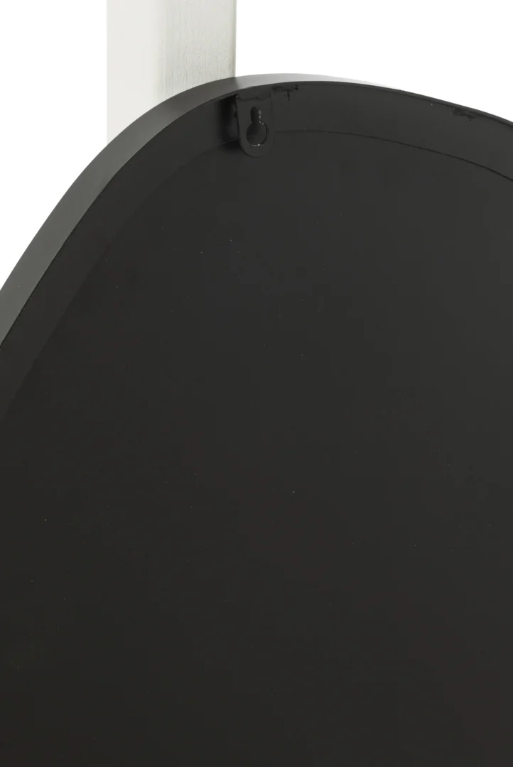 Close-up van de achterkant van de wandspiegel Extrema Iron/Mirror Black Large, met het afgeronde zwarte frame met sleutelgat voor wandbevestiging tegen een wit verticaal oppervlak.