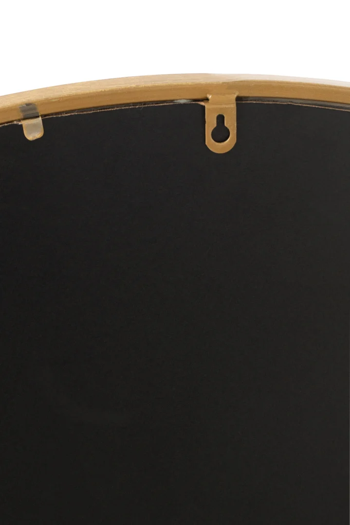 Close-up van de achterkant van de Mirror Mona Round Iron/Glass Gold Medium, met een zwarte lijst met gouden rand en een sleutelgat aan de bovenkant voor bevestiging aan de muur.