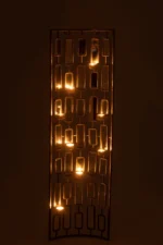 De Wanddecoratie Theelichthouder Metaal/Spiegel Grijs Groot heeft een hoog metalen frame met meerdere glazen theelichthouders die een warme, zachte gloed creëren en elegantie toevoegen aan elke donkere kamer.