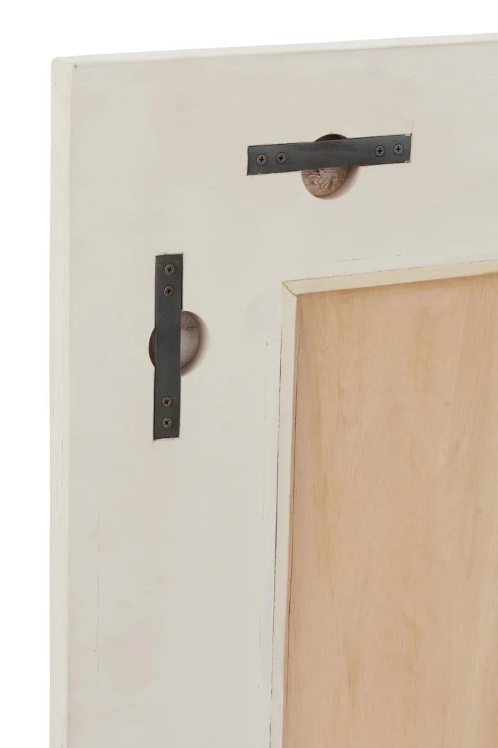 Een close-up van de Mirror Molly Exotic Wood / White Rattan Medium toont twee zwart metalen scharnieren op het lichte frame en naturel houten kern.