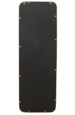 De Mirror Mona Rectangle Iron/Glass Gold heeft een hoog, rechthoekig zwart frame met afgeronde hoeken, geaccentueerd door een dunne gouden rand en meerdere kleine metalen haakjes die gelijkmatig verdeeld zijn langs de randen.