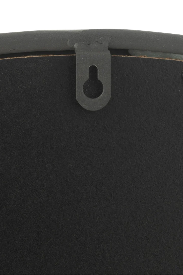 Close-up van een zwarte, sleutelgatvormige ophangbeugel aan de achterkant van de Mirror Round Matt Black Medium, met een donker oppervlak en licht gebogen bovenrand.