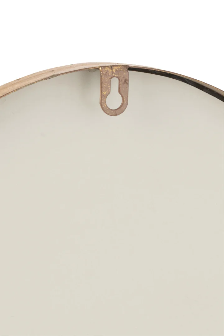 Close-up van de achterkant van de Mirror Abstract MDF/Glass Gold Large, met aan de bovenkant een metalen sleutelgat om aan de muur te bevestigen. Effen witte achtergrond.