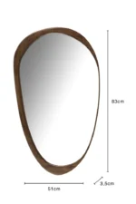 De Mirror Irregular Mango Wood Dark Brown Large heeft een organisch, asymmetrisch ontwerp met een houten frame. Hij is 83 cm hoog, 51 cm breed en 3,5 cm diep en heeft een licht gekanteld spiegelend oppervlak voor extra stijl.