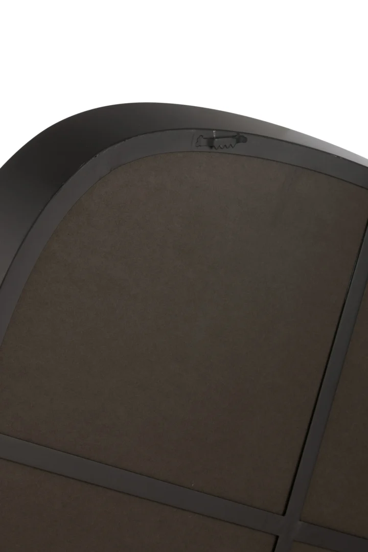 De achterkant van de Wandspiegel Rond Metaal/Glas Zwart Large heeft een zwarte lijst met een zaagtandhaak bij de bovenrand voor eenvoudige bevestiging aan de muur.