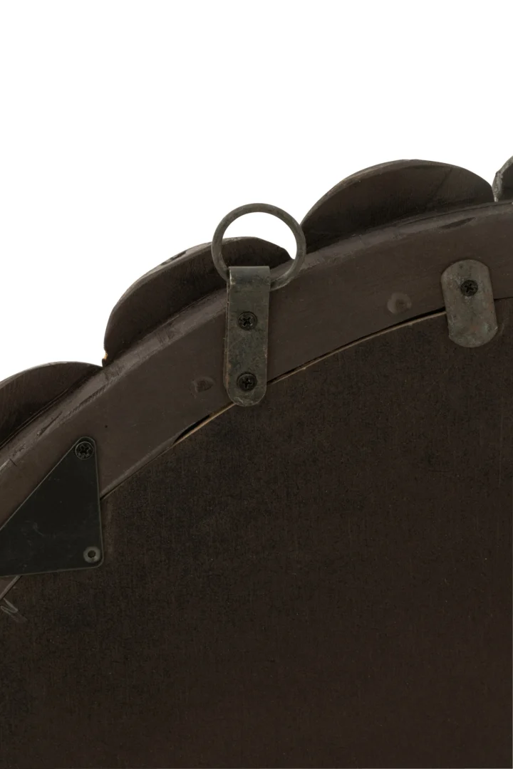 Close-up van de achterkant van een Mirror Balls Wood Black lijst met een metalen ophangring bovenaan en metalen beugels die de randen vastzetten.