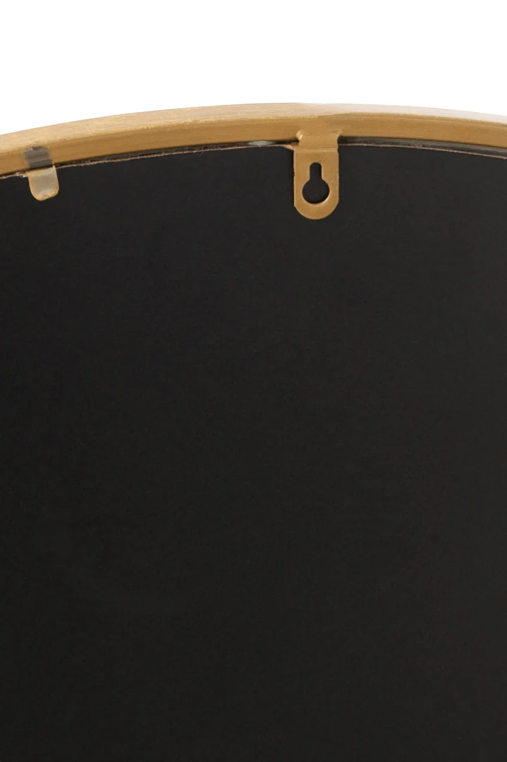 Close-up van de achterkant van de Mirror Mona Round Iron/Glass Gold Large, met bovenaan in het midden een sleutelgat voor muurbevestiging en links een deel van een transparante muurhanger.