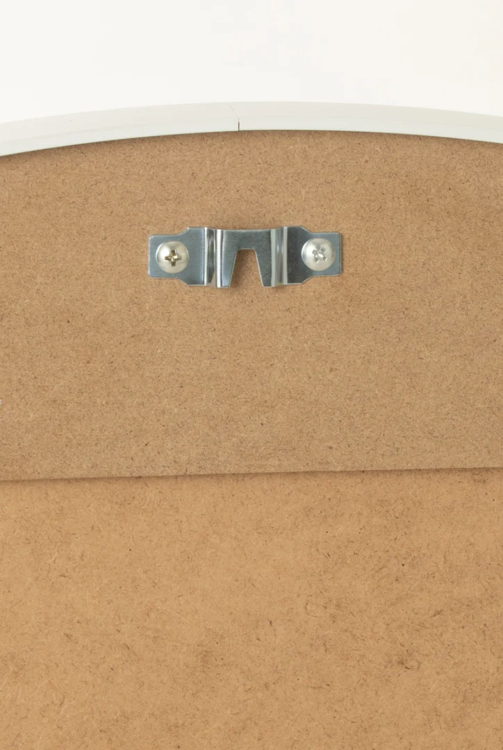 Close-up van de achterkant van de Mirror Round Glass/Metal White Large, met een zilverkleurige metalen zaagtandhanger die wordt vastgezet met twee schroeven in het midden bovenaan, tegen een neutrale achtergrond.