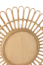 Close-up van Mirror Ellen Round Rattan Natural Small, met een zonnestraalontwerp met natuurlijk geweven bamboe en een metalen haak bovenaan om het eenvoudig op te hangen.