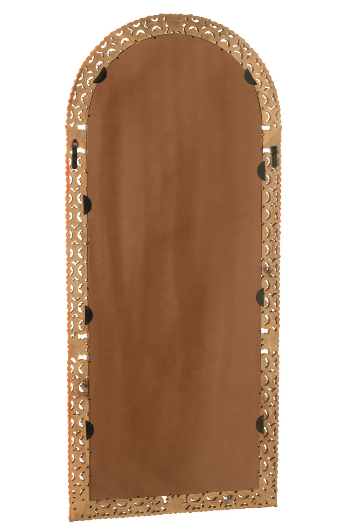 De Mirror Carved Mumbai Mango Wood Mix heeft een gebogen silhouet met een sierlijke, goudkleurige, ingewikkeld gesneden lijst in een repeterend patroon, afgebeeld tegen een effen witte achtergrond.