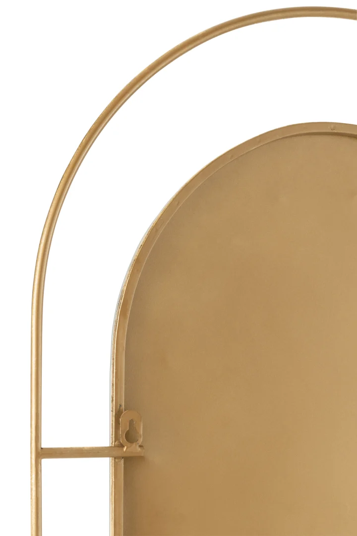 Een close-up van de Mirror Ines Metal Gold, met de goudkleurige metalen lijst met een gebogen boog en een afgerond rechthoekig paneel, met een klein decoratief detail aan de linkerkant.