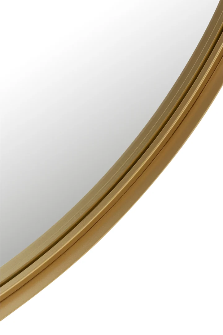 Close-up van de Spiegel Rond Hoge Rand Metaal/Glas Goud Groot, met een deel van de goudkleurige metalen lijst en het reflecterende glazen oppervlak tegen een witte achtergrond.