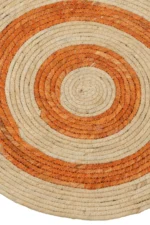 De Vloerkleed Rond Cirkels Maïsschil Oranje/Rood Klein (Set van 2) heeft ronde geweven matten met gedurfde spiraalpatronen in natuurlijk beige en oranjerood, gemaakt van gevlochten maïsvezels voor een opvallend cirkelvormig ontwerp.