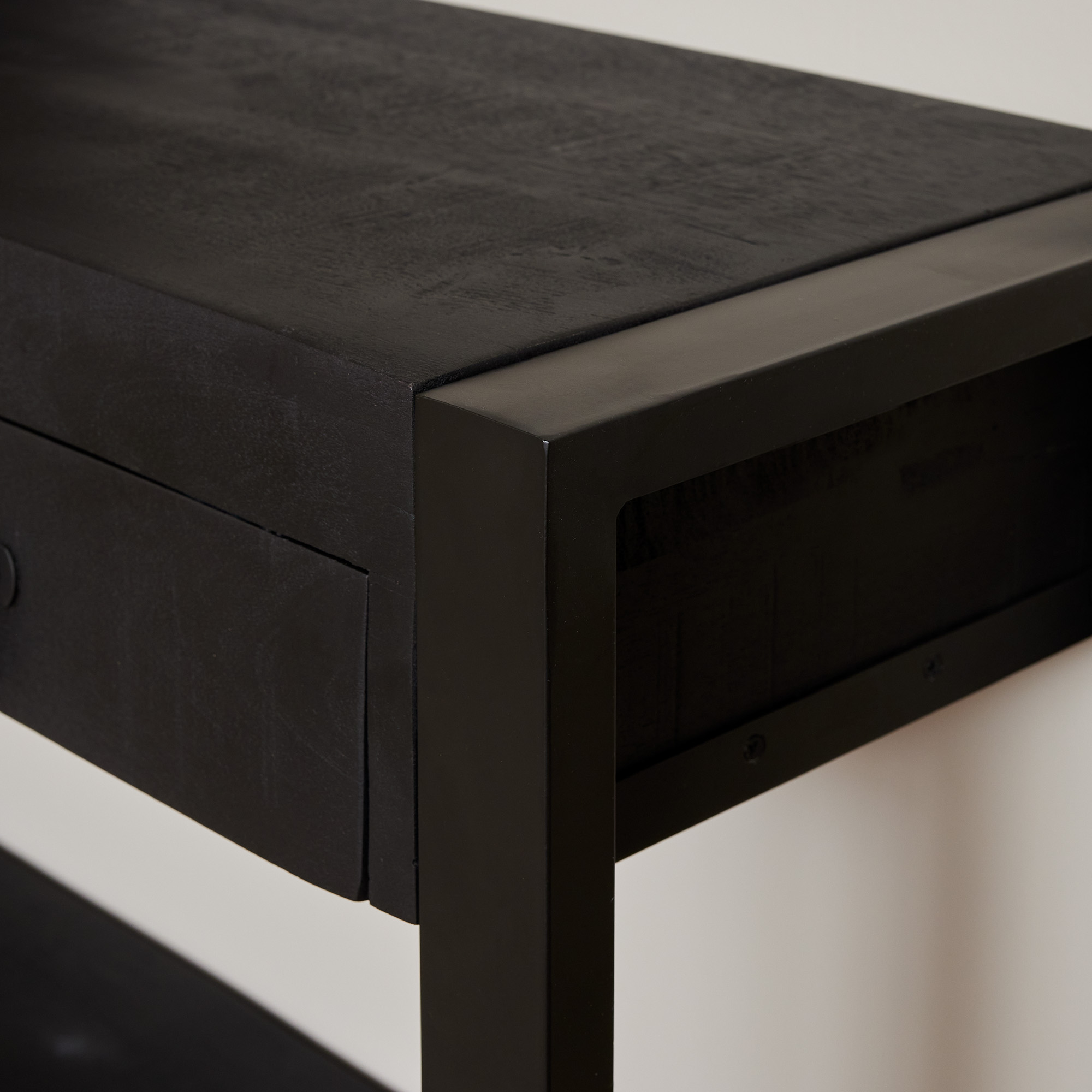 Close-up van de Sidetable Boaz Zwart (150 cm), met een modern ontwerp van zwart hout en metaal met een zichtbare lade, gladde oppervlakken en een minimalistische stijl.