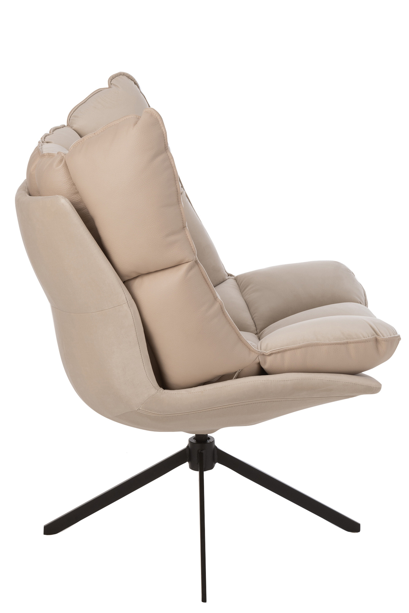 Zijaanzicht van de Stoel Relax Kussen Beige Metaal, een moderne beige loungestoel met pluche kussens en een zwart metalen draaivoet, geïsoleerd op een witte achtergrond.
