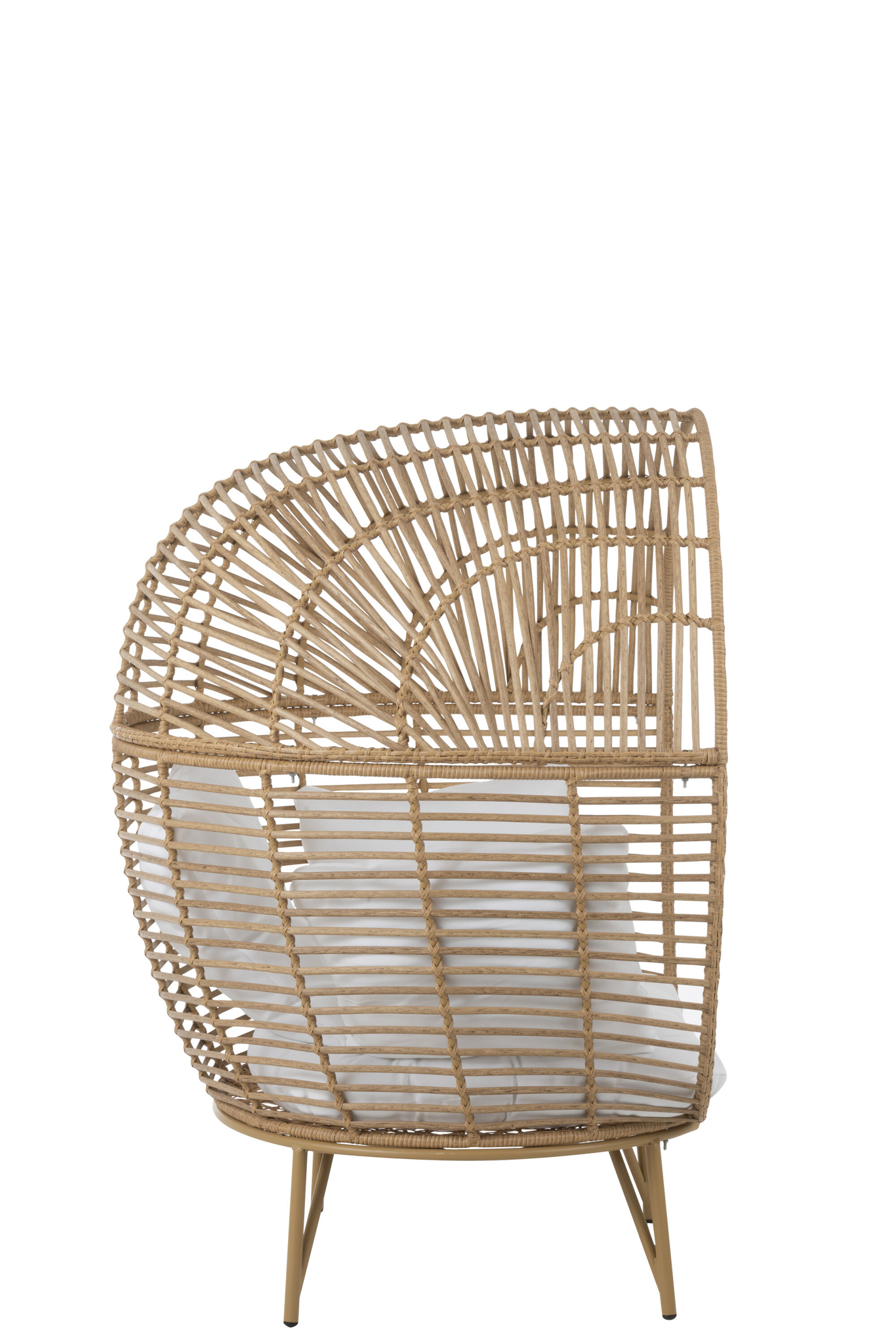 Zijaanzicht van de Lounge Stoel Ovaal Natuurlijk Staal, met een modern rotan ontwerp met een gebogen, open geweven frame, licht houten poten en pluche witte zit- en rugkussens.