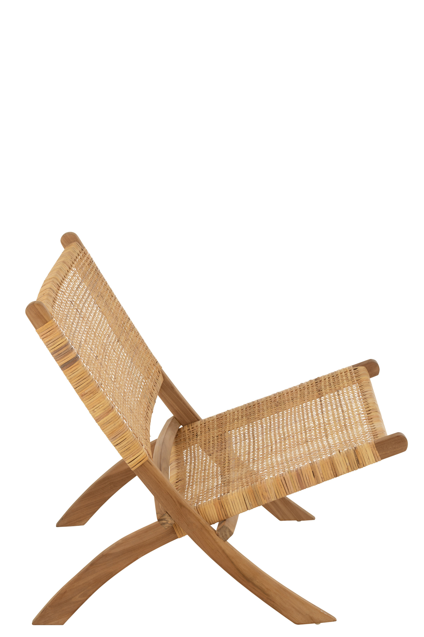Zijaanzicht van de Inklapbare Stoel Rotan/Teak Natuurlijk met gevlochten rotan zitting en rugleuning, gebogen poten en een schuin minimalistisch ontwerp op een witte achtergrond.