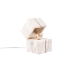 De TRIO Tafellamp TREASURE is een rustieke, witgekalkte houten tafellamp met een doosvormig, scharnierend deksel dat iets opengaat om een zichtbare lamp en een zichtbaar netsnoer te onthullen.
