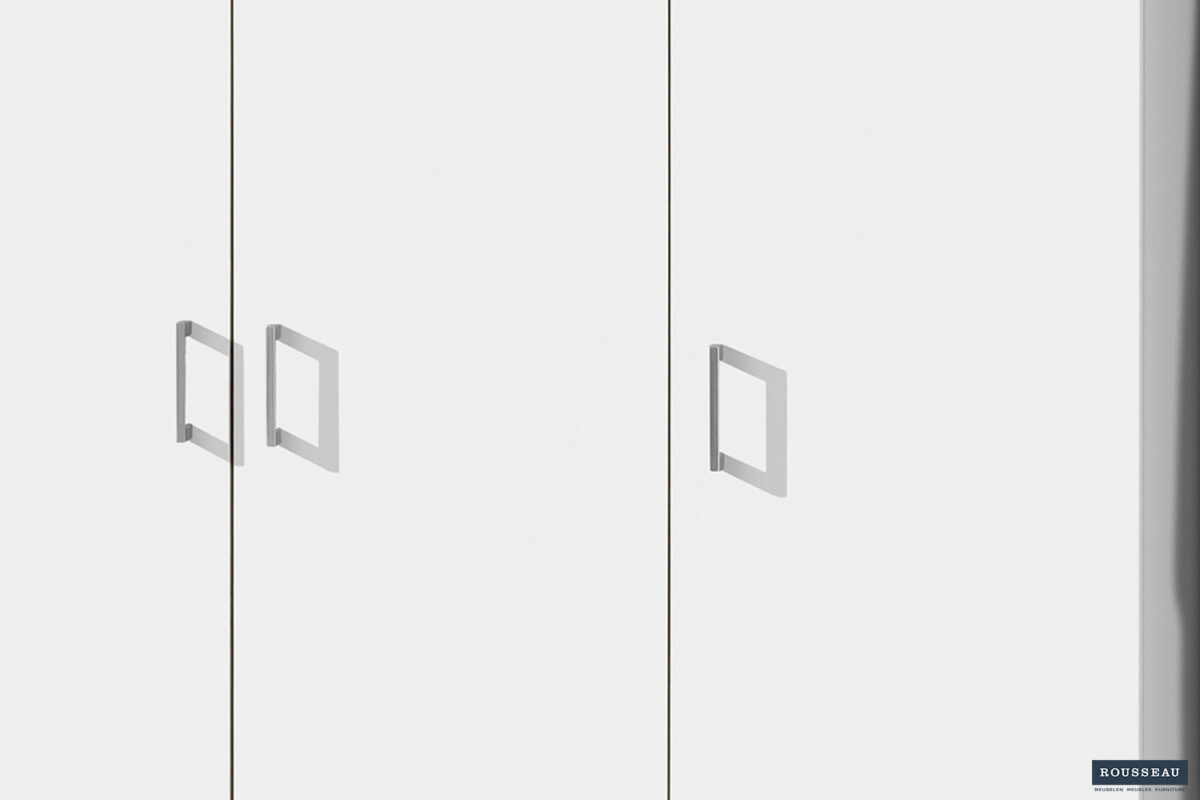 Minimalistische Opbergkast 'Ray' met 3 witte deuren en metalen handgrepen werpt rechthoekige schaduwen op het oppervlak. De achtergrond is effen, met een klein HOUSEABU-logo rechtsonder. Met 4 legplanken voor extra opbergruimte.